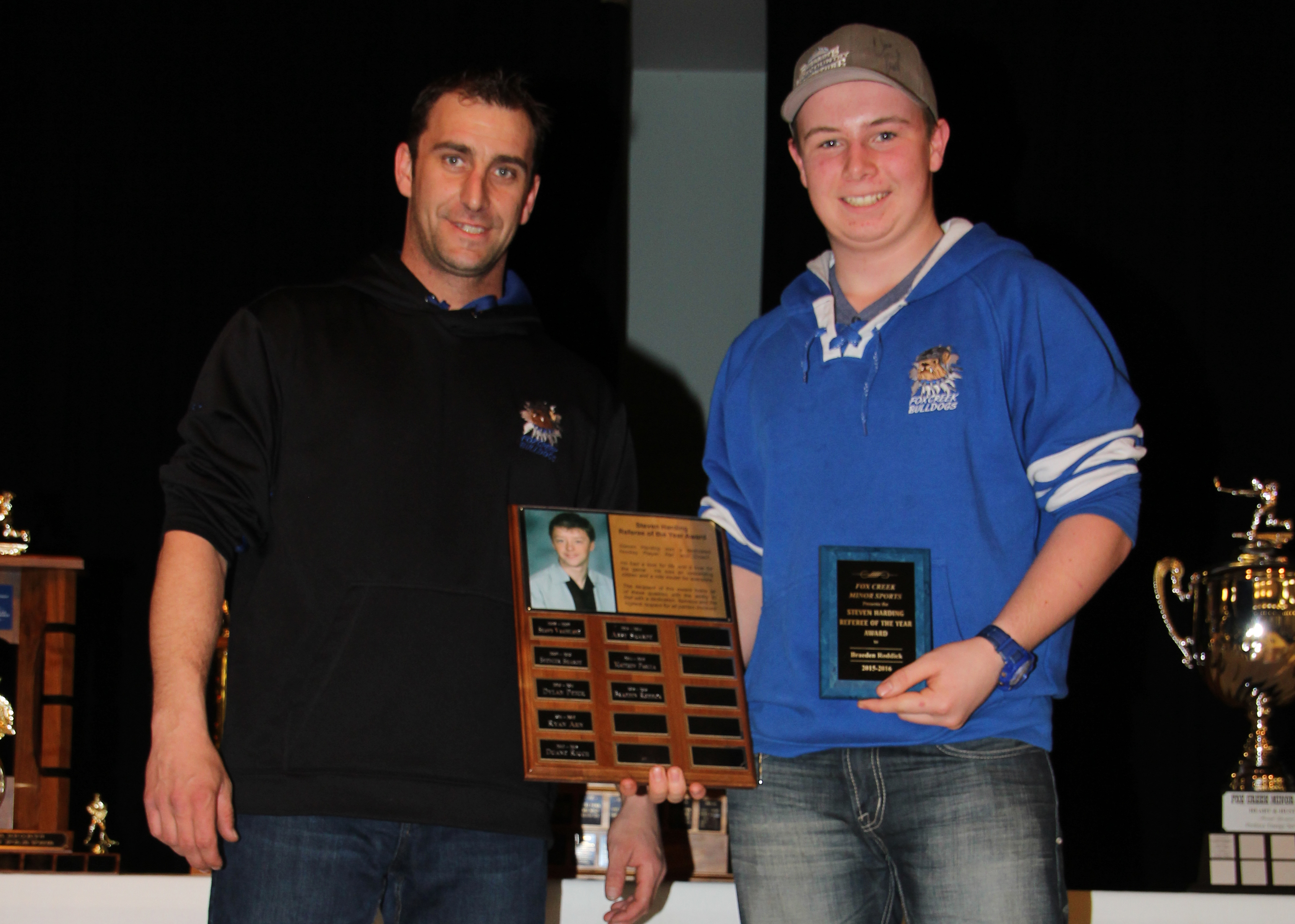 Tyler Scobey presents the Steven Harding Referee of the Year award to Braeden Roddick.